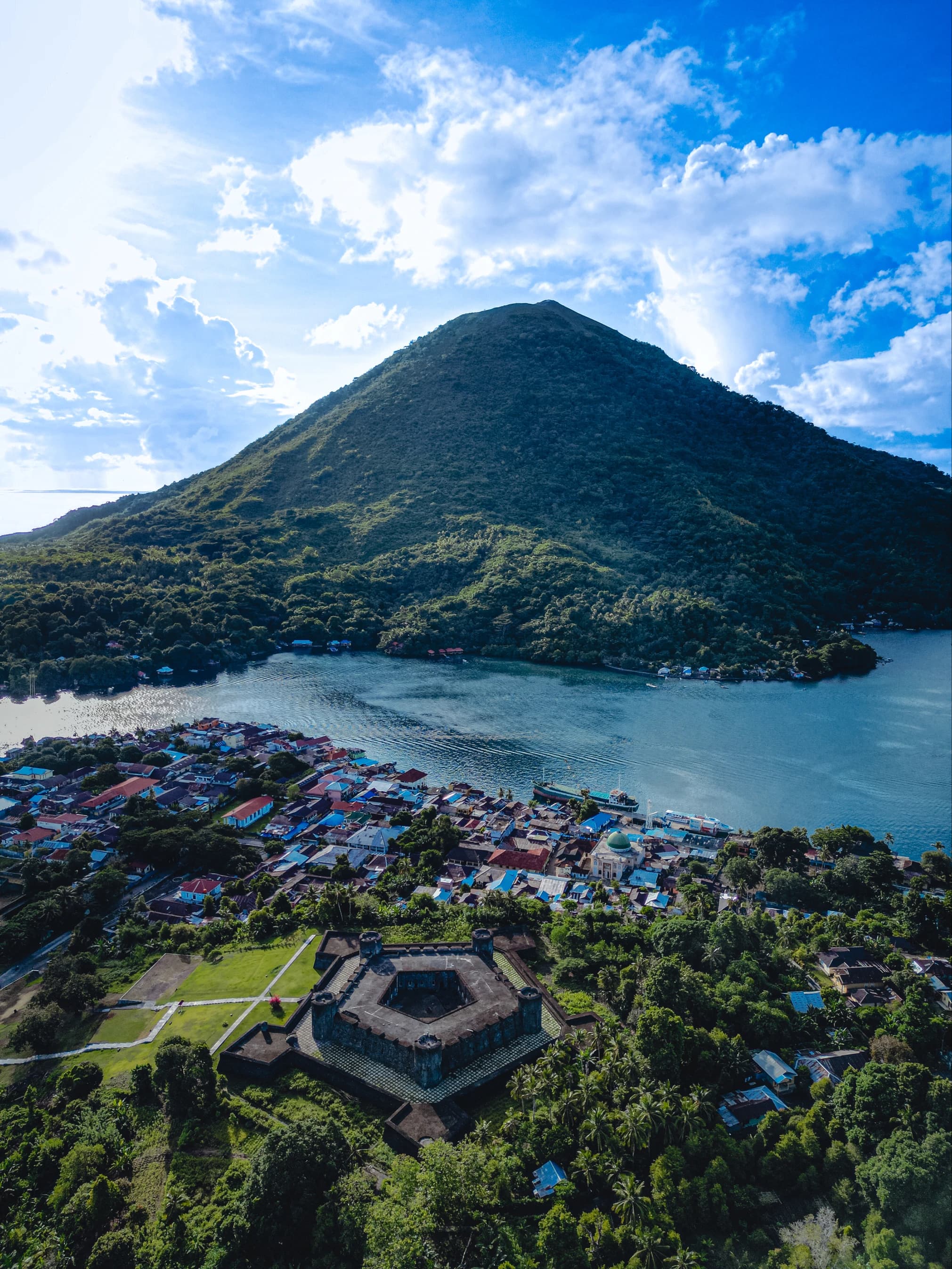 Banda Neira Background